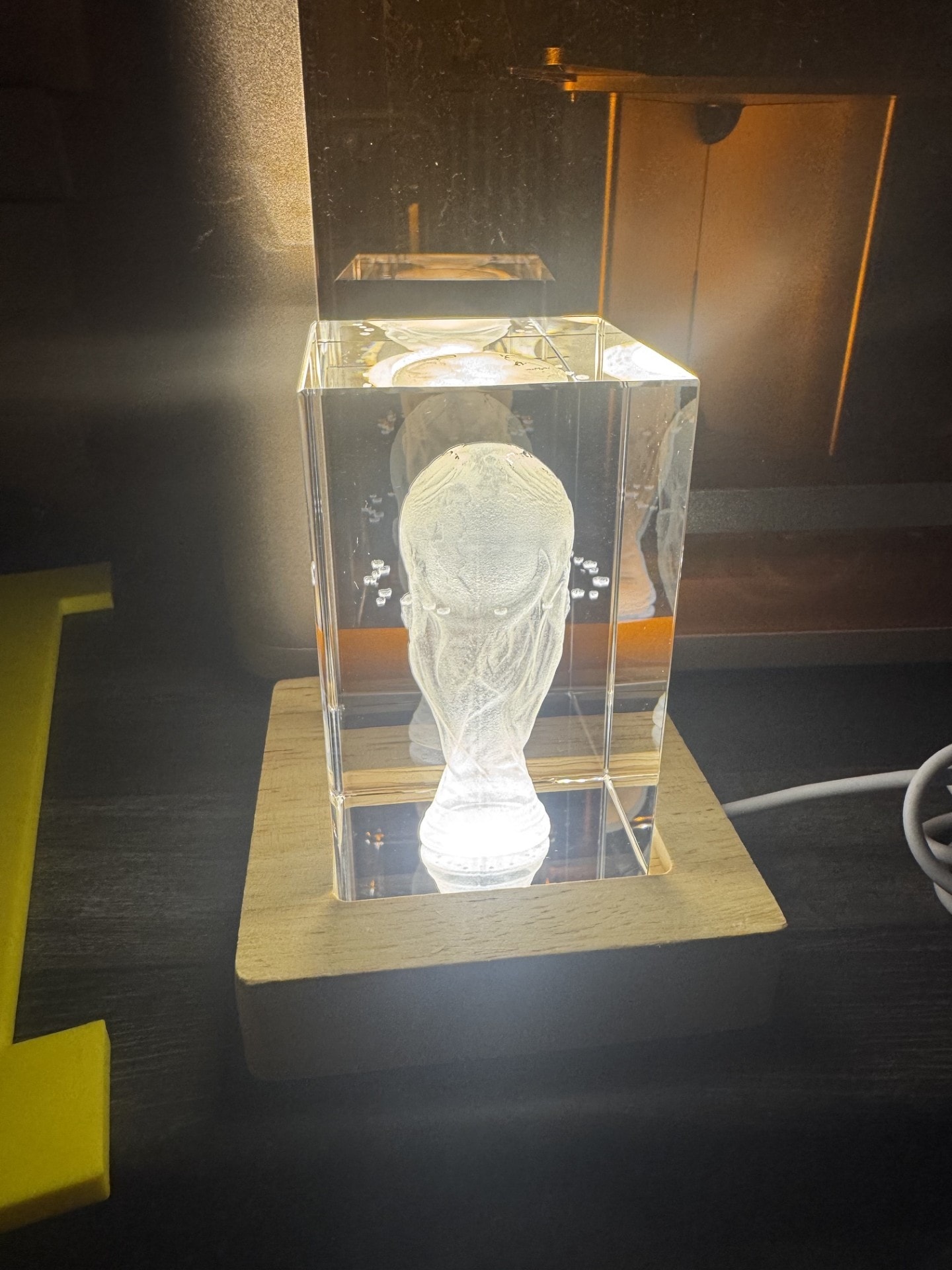 Graveret krystal med FIFA VM-pokal motiv