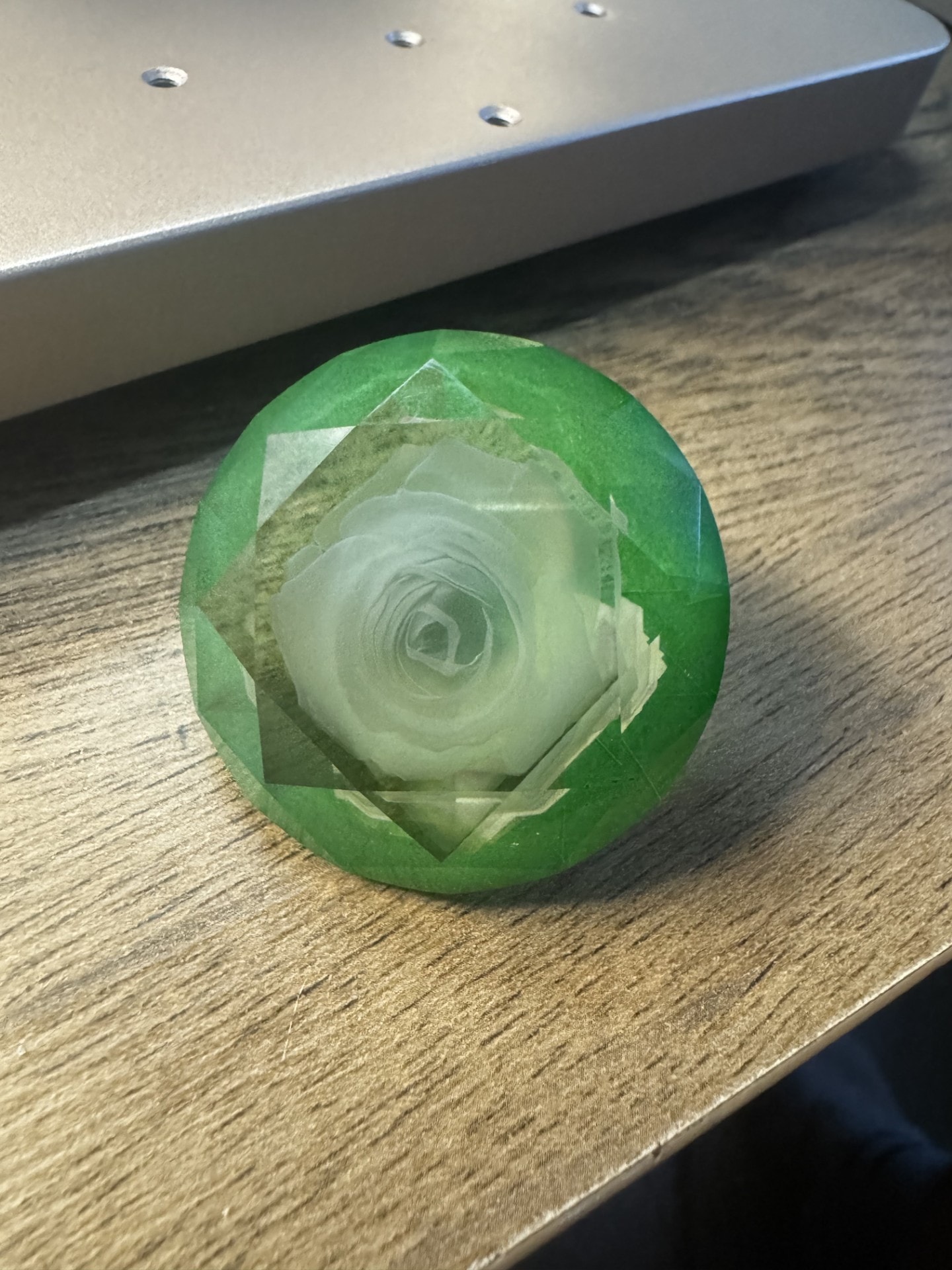 Rund grøn krystal med graveret rose-motiv