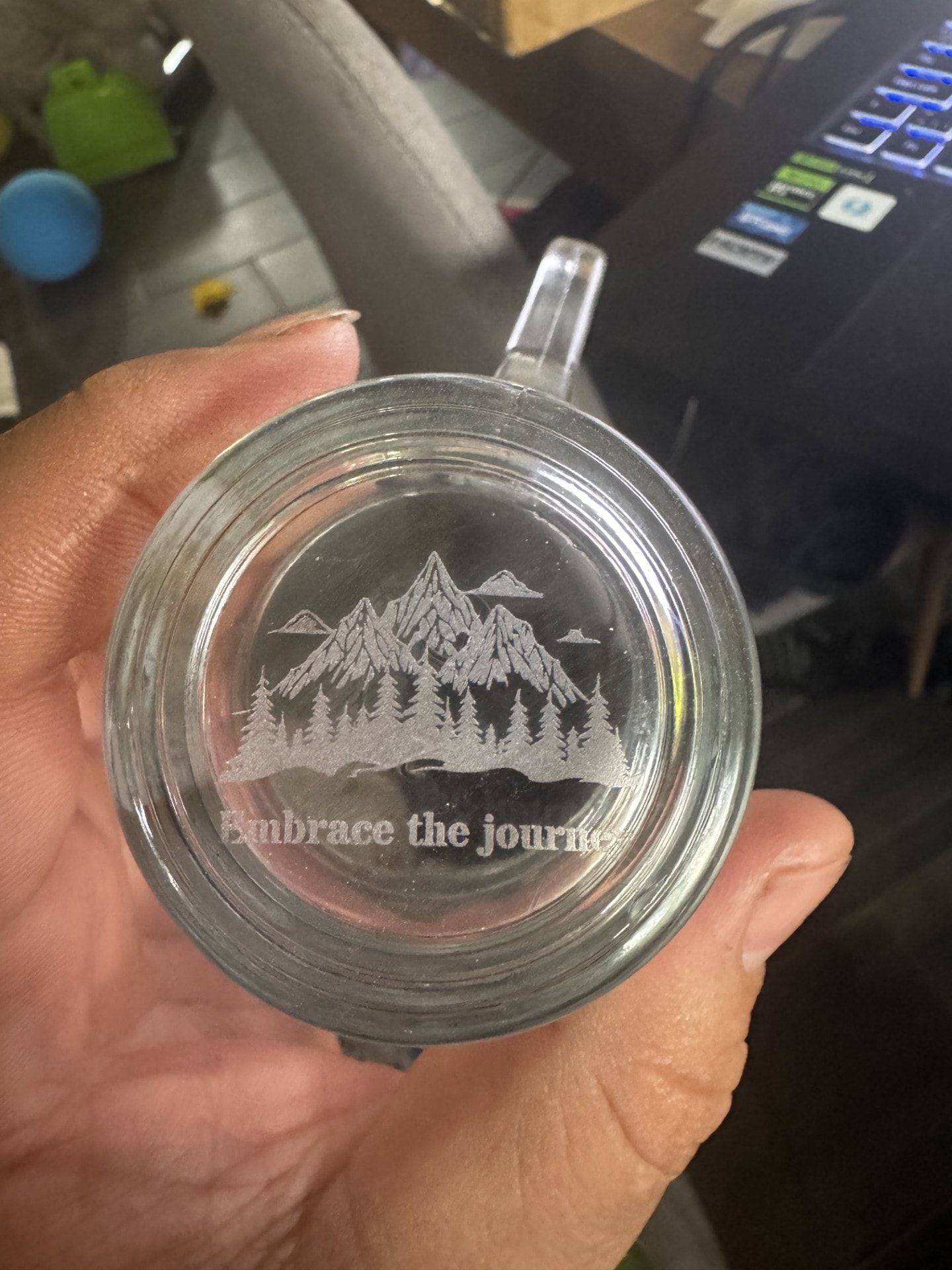 Gravering i glas med fine detaljer og præcis finish
