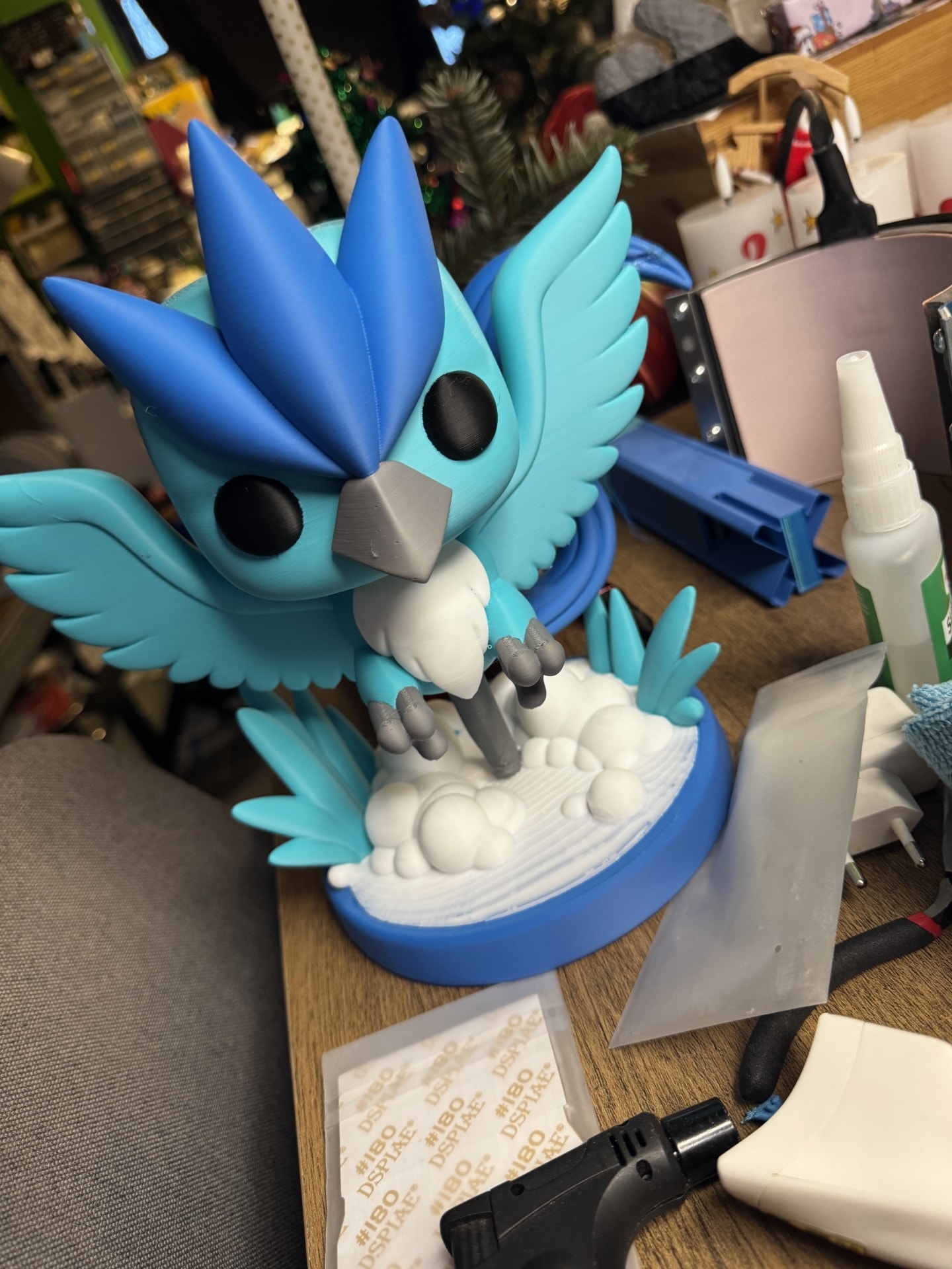 Detaljeret 3D printet blå fugl